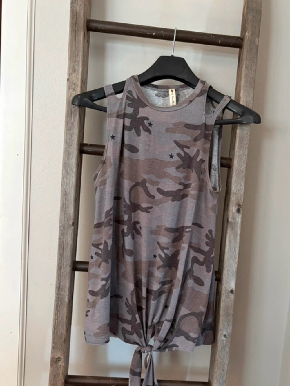 Vanilla Bay Gray Camo Tie-Front Tank Top